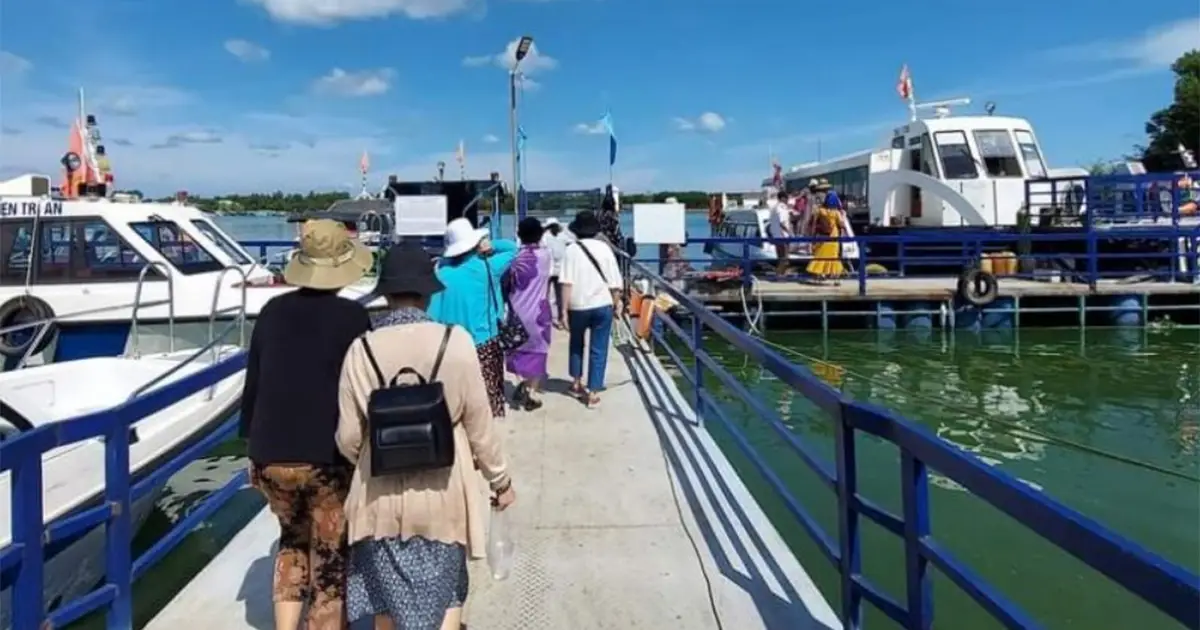 cano đi đến Khu du lịch Đảo Ó