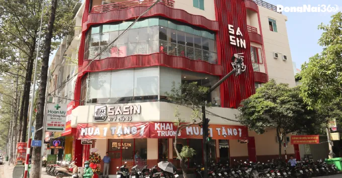 Mì cay SaSin Đồng Nai: Địa chỉ, Menu, Giá & Khuyến mãi 2025