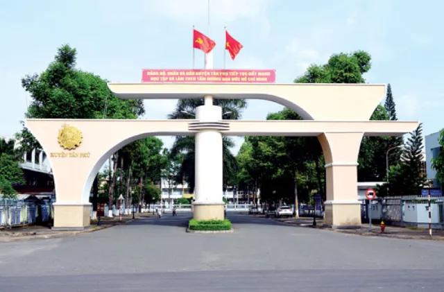 Khuôn viên Trung tâm Dịch vụ tổng hợp xã Tân Phú